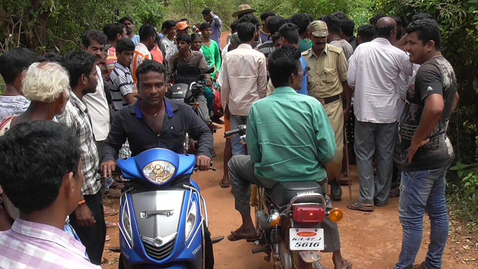 ರಸ್ತೆ ದುರಸ್ಥಿಗೊಳಿಸುವಂತೆ ಆಗ್ರಹಿಸಿ ಗ್ರಾಮಸ್ಥರಿಂದ ಪ್ರತಿಭಟನೆ